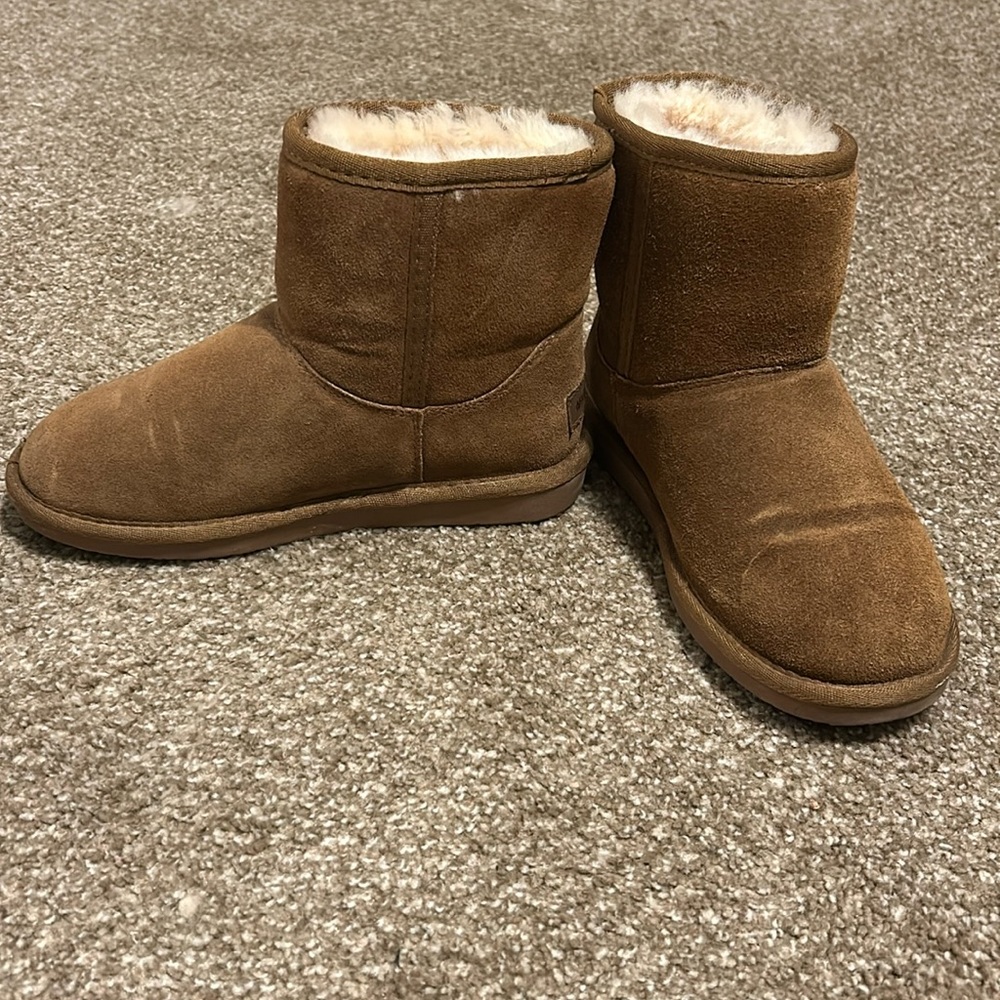 SIZE 6 Minnetonka short “ugg style” boots